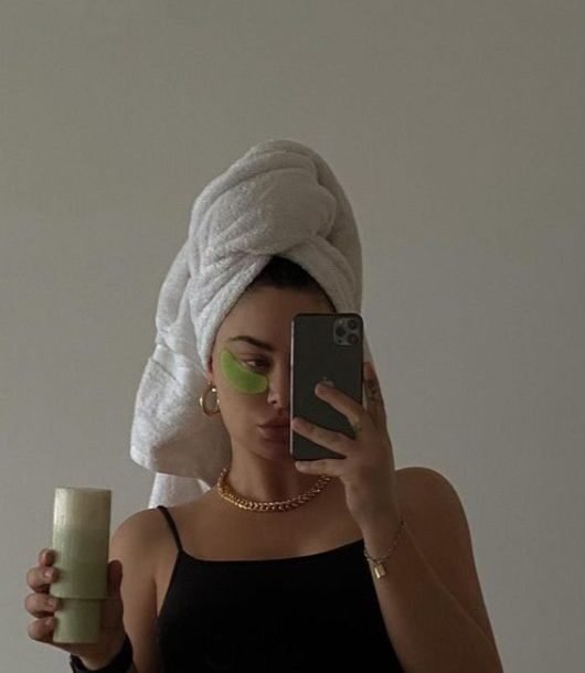 -Green tea under-eye mask
-Matcha tea
-Gold necklace