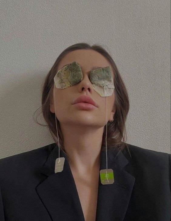 -green tea bags on eyes
-full lip
-dark blazer

-sachets de thé vert sur les yeux
-Lèvres pleines
-blazer foncé