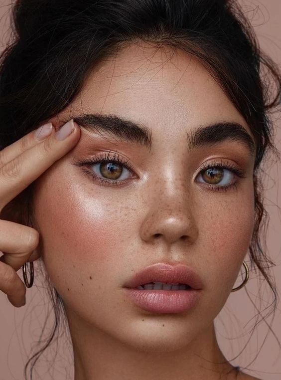 -rose gold eye shadows
-freckles
-model
-perfect woman