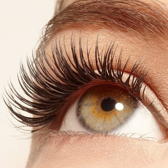 Eyelash serum
green eyes
long natural eyelashes