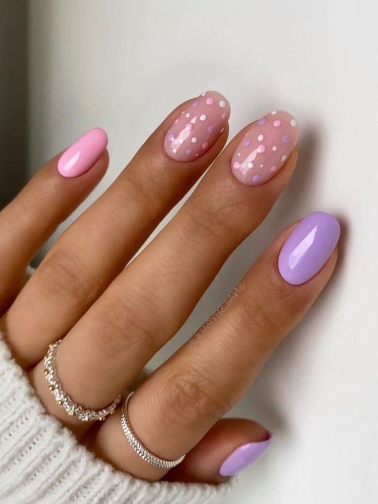 Lilac polka dots nails